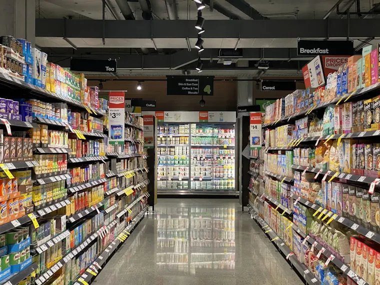 Estantería y góndolas de tienda
